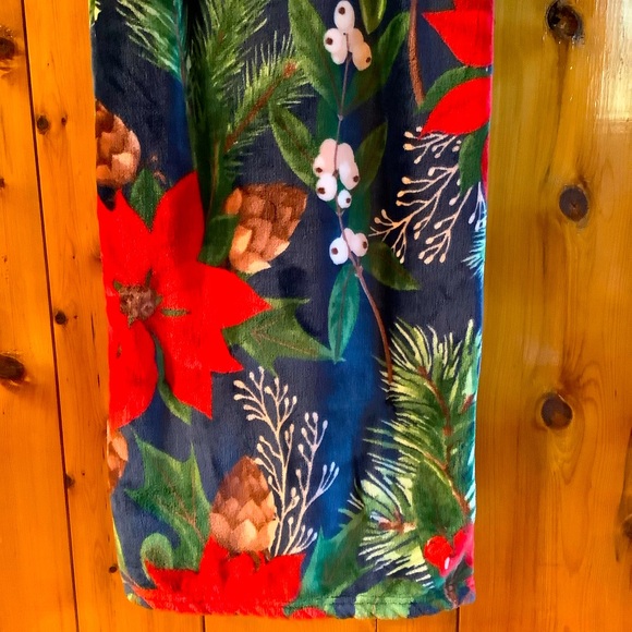 Deco Holiday Poinsettias Plush Throw Blanket - 400 gsm - Picture 4 of 4